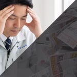 チラシ依存に悩むリフォーム会社の経営者とポストのチラシ対比（SEOで安定集客）